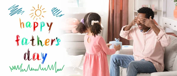 Mała Afroamerykanka Wita Ojca Dzień Ojca Domu — Zdjęcie stockowe
