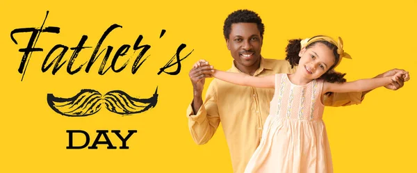 Портрет Маленької Афро Американської Дівчини Батька Жовтому Тлі Листівка День — стокове фото