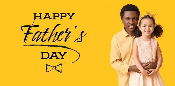 Portret Małej Afroamerykanki Jej Ojca Żółtym Tle Karta Okolicznościowa Dzień — Zdjęcie stockowe