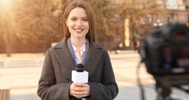 Mikrofonlu güzel bir gazeteci.