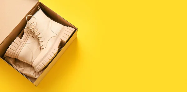 Cardboard Box Stylish Woman Shoes Yellow Background Space Text — Stock Photo, Image