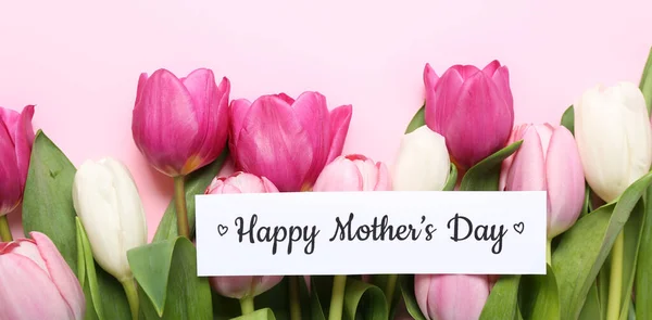 Papír Textem Šťastný Den Matky Tulipány Růžovém Pozadí — Stock fotografie