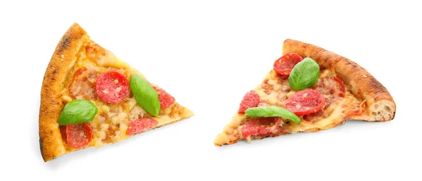 白を背景にペパロニとおいしいピザのスライス — ストック写真