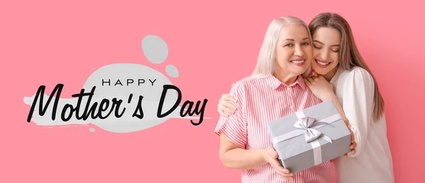Young Woman Greeting Her Mom Mother Day Pink Background — Stock Photo, Image