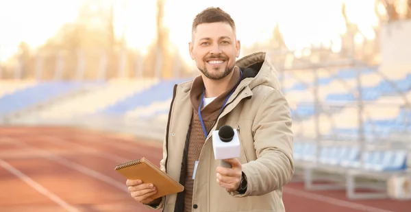 Reporter Pria Dengan Mikrofon Stadion — Stok Foto