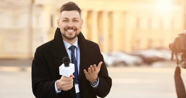 Periodista Masculino Con Micrófono Aire Libre — Foto de Stock
