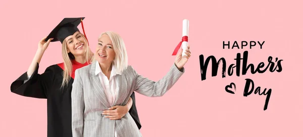 Estudante Graduação Feliz Sexo Feminino Com Sua Mãe Fundo Rosa — Fotografia de Stock