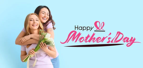 ライトブルーの背景に花と彼女の娘を持つ若い女性 母の日のお祝い — ストック写真