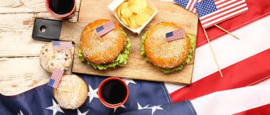 Masasında bayraklar olan Amerikan fast food 'u