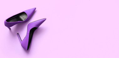 Eflatun arkaplan üzerinde yüksek topuklu ayakkabılar ve metin için boşluk