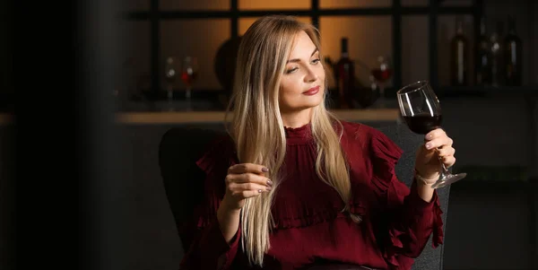 Kadın Şarap Garsonu Mahzende Şarap Tadıyor — Stok fotoğraf