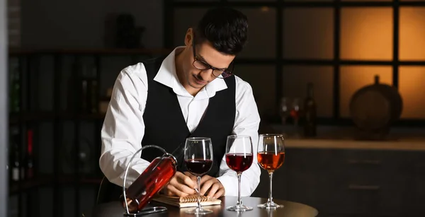 Jovem Sommelier Masculino Degustação Tipos Vinho Adega — Fotografia de Stock