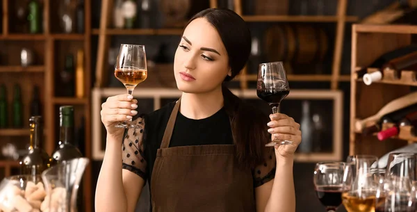 Jovem Sommelier Feminino Degustação Tipos Vinho Adega — Fotografia de Stock