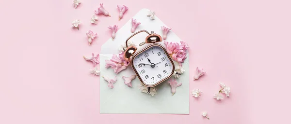 Reloj Despertador Flores Primavera Con Sobre Sobre Sobre Fondo Rosa — Foto de Stock