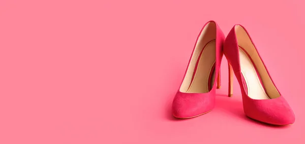 Ζεύγος Κομψών Ψηλοτάκουνων Παπουτσιών Ροζ Φόντο Χώρο Για Κείμενο — Φωτογραφία Αρχείου
