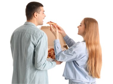 Mutlu genç çift beyaz arka planda taze pizza yiyor.