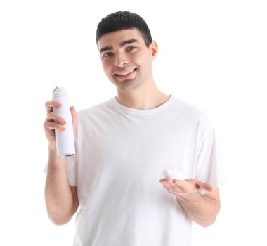 Beyaz arka planda tıraş köpüğü olan genç bir adam.