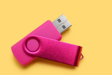 Sarı arkaplanda pembe USB flaş bellek