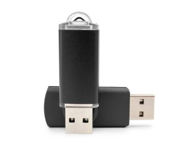 Beyaz arkaplanda siyah USB flash diskler