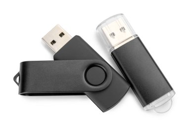 Beyaz arkaplanda siyah USB flash diskler