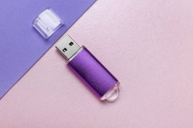 Renkli kapaklı USB flaş bellek