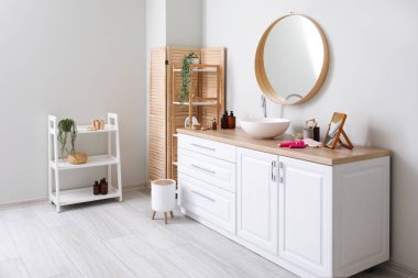 Banyonun içinde lavabo, seks oyuncakları ve banyo aksesuarları olan tezgahlar.
