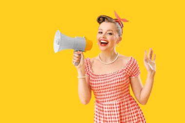 Sarı arka planda megafonu olan genç bir poster kadını.