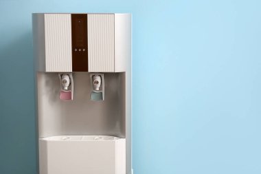 Mavi arka planda modern su soğutucusu