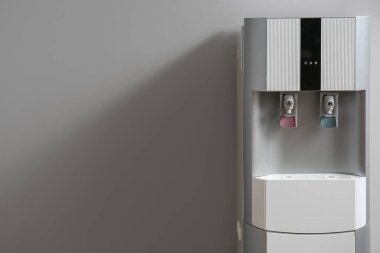 Gri arka planda modern su soğutucusu