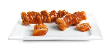 Beyaz arka planda izole edilmiş lezzetli kilise tabağı.