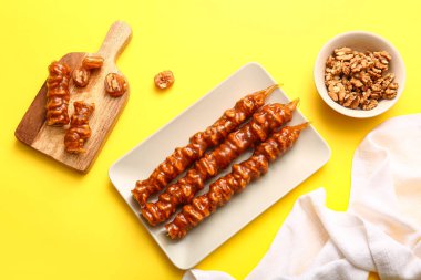 Lezzetli bir kilise tabağı ve sarı arka planda ceviz.