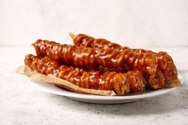 Arka planda güzel bir kilise tabağı.