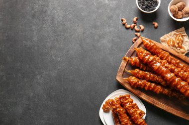 Lezzetli kilise kompozisyonu ve karanlık arka planda fındıklar.