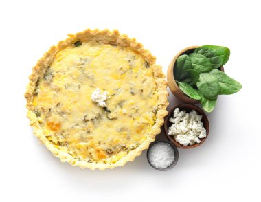 Beyaz arka planda nefis kiş, ıspanak, tuz ve süzme peynir.