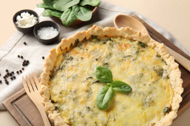 Lezzetli kiş ve bej arka planda ıspanak yapraklı tahta.