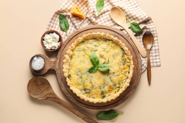 Lezzetli kiş ve bej arka planda ıspanak yapraklı tahta.