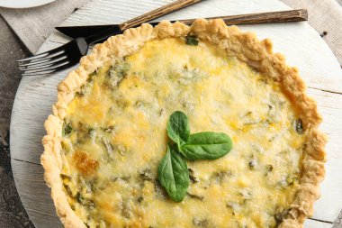 Gri grunge arka planında ıspanak yapraklı lezzetli kiş olan tahta.