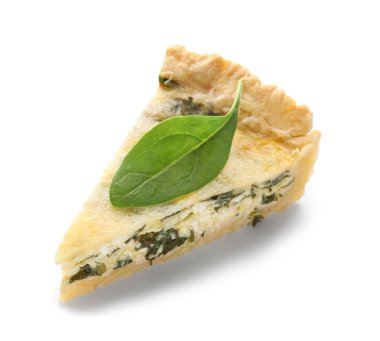 Beyaz arka planda ıspanak yapraklı lezzetli kiş.