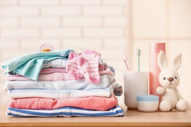 Odada farklı bebek kıyafetleri, kozmetik ürünleri ve aksesuarlar var.