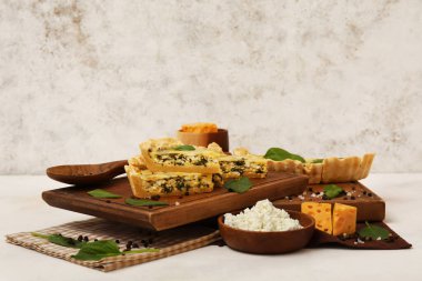 Beyaz masada lezzetli kiş parçaları olan bir tahta.