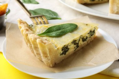 Sarı arka planda lezzetli bir kiş tabağı.