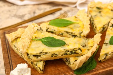 Gri masada lezzetli kiş parçaları olan tahta.