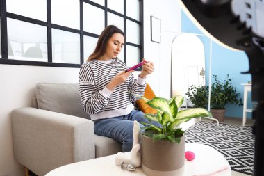 Kadın seks blogcusu evde vibratör hakkında video eleştirisi yapıyor