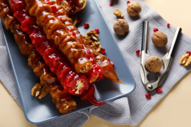 Lezzetli bir kilise tabağı ve bej arka planda ceviz.