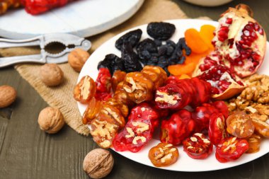 Lezzetli bir kilise tabağı ve ahşap masa malzemeleri.