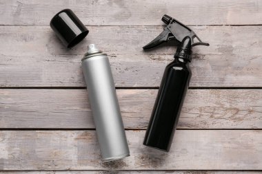 Hafif ahşap arka planda farklı saç spreyleri