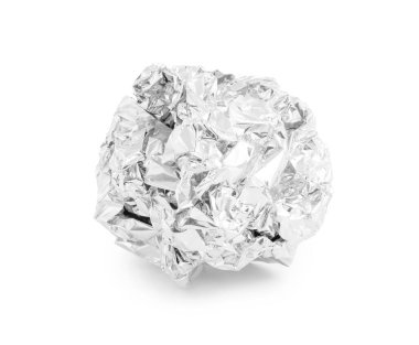 Kırışmış alüminyum folyo topu beyaz arkaplanda izole edildi