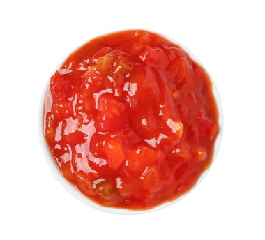 Beyaz arka planda izole edilmiş bir kase lezzetli salsa sosu.