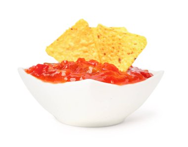 Beyaz arka planda izole edilmiş nachos soslu bir kase lezzetli sos.