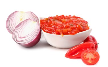 Beyaz arka planda soğanlı, biberli ve domatesli leziz salsa sosu.